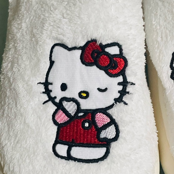 (L) Hello Kitty Valentine’s Slippers - Picture 5 of 7